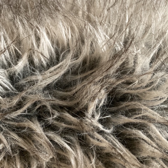 Pair of grey faux fur throw pillows - Picture 3 of 3